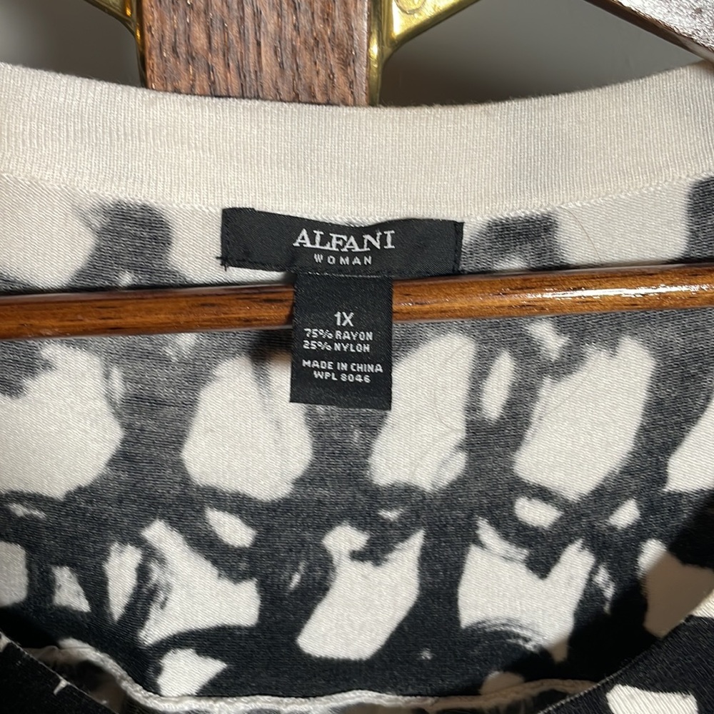 Alfani one button cropped cardigan - 1X black and off white - Picture 2 of 3